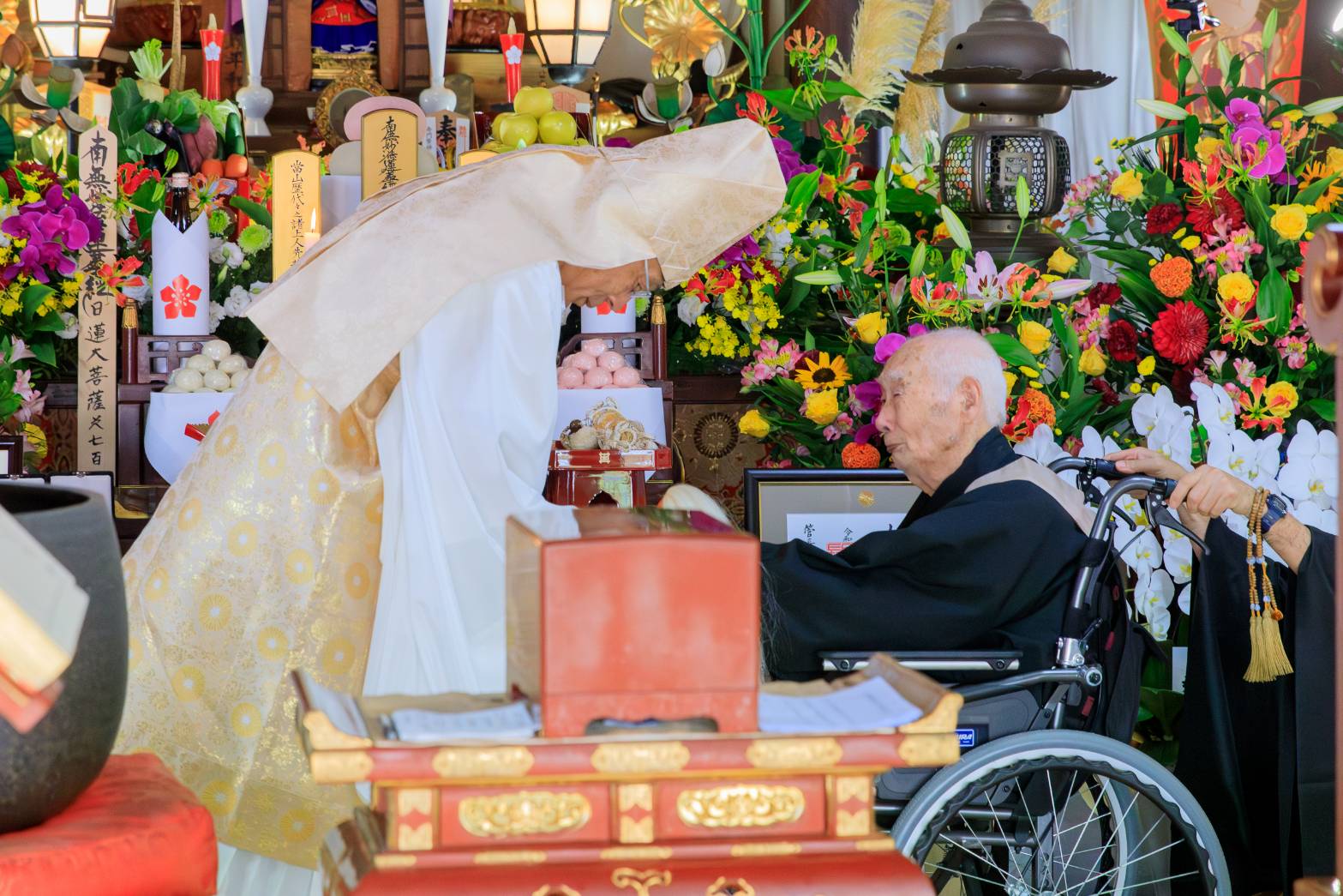 法性山弘経寺で執り行われた法灯継承式の様子